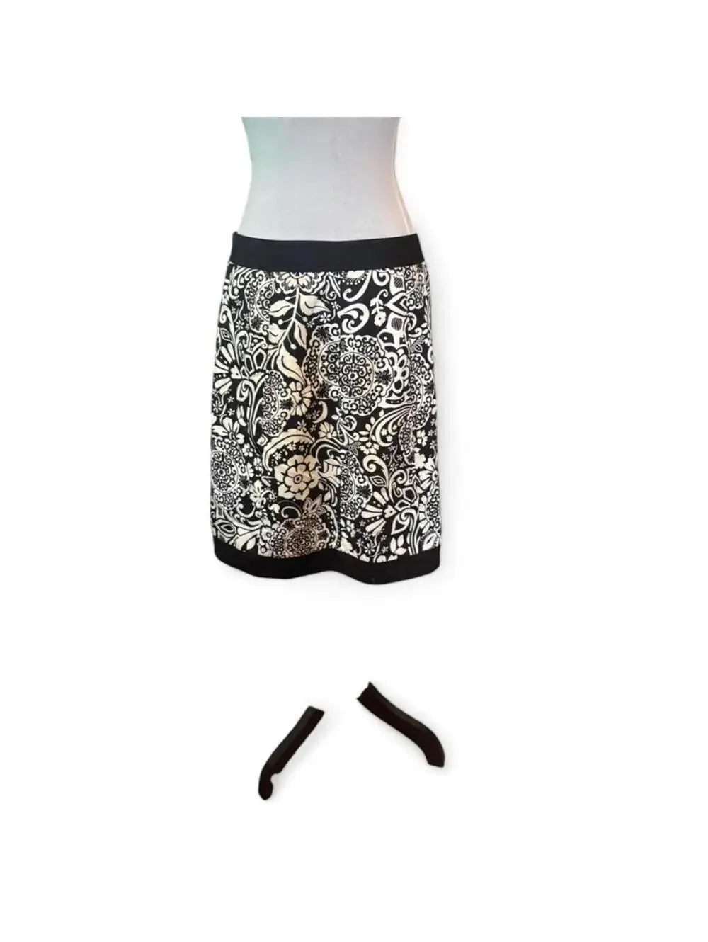 Ann Taylor skirt 100% cotton, size 8